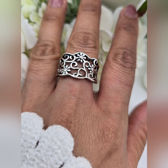 ♥️ CAMELIA STERLING SILVER RING - Picture 3 of 8